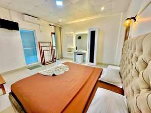 Escritorio, wifi gratis y ropa de cama 