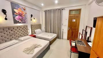 华丽三人房 | 办公桌、免费 WiFi、床单