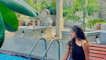 室外游泳池,08:00 至 22:00 开放,池畔遮阳伞