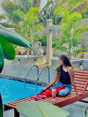 Outdoor pool, open 8:00 AM to 10:00 PM, pool umbrellas