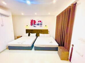 Desk, free WiFi, bed sheets - Ismattha hotel  (Anuradhapura)