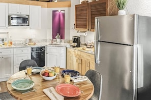 Refrigerador, microondas, lavavajillas y tostadora