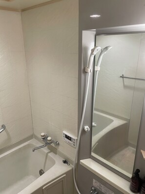 Douche, sèche-cheveux, bidet, serviettes fournies