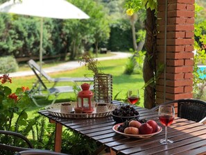 Outdoor dining - Gialos Villas 1 (Mikros Gialos)