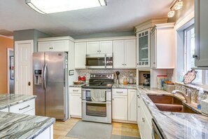 Frigorífico, microondas, placa de cocina y lavavajillas