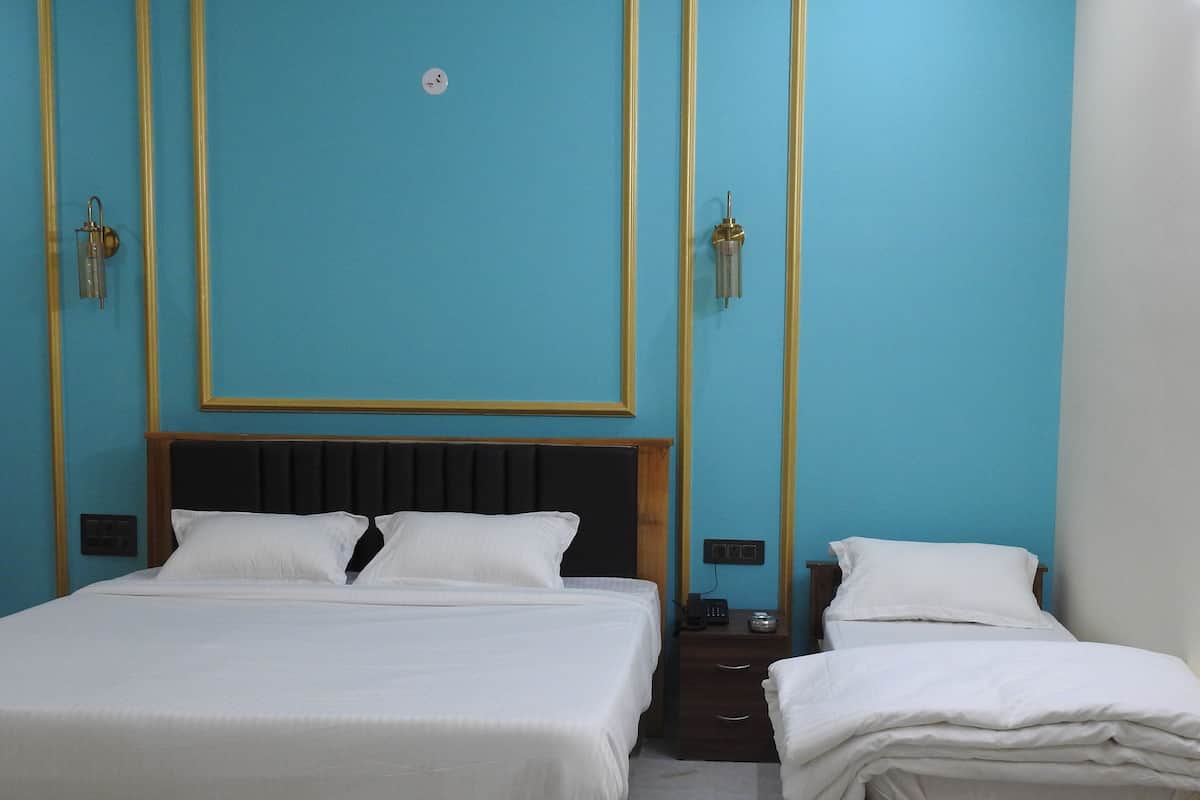Executive Triple Room | 1 bedroom, desk, soundproofing, free WiFi