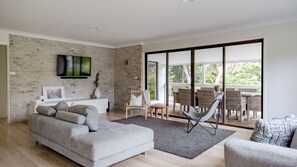 Smart TV - Narrawallee Beach House (Narrawallee)