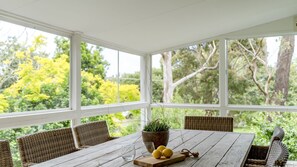 Outdoor dining - Narrawallee Beach House (Narrawallee)