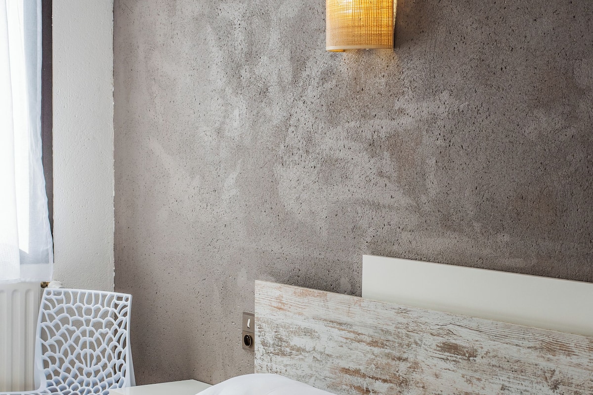 Escritorio y espacio para trabajar con laptop