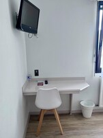 Habitación clásica doble | Escritorio y espacio para trabajar con un portátil