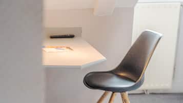 Une chambre moderne avec un bureau et une chaise.