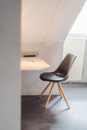 Desk, laptop workspace, soundproofing, free WiFi - Hôtel la Tour des Anglais (Mayenne)