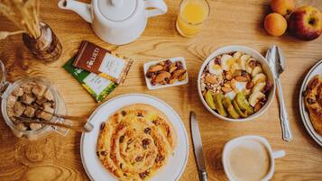 Frukostbuffé varje dag (EUR 11.50 per person)