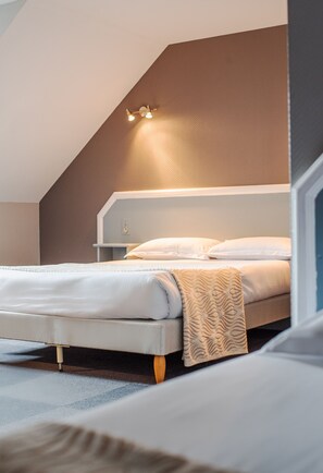 Desk, laptop workspace, soundproofing, free WiFi - Hôtel la Tour des Anglais (Mayenne)