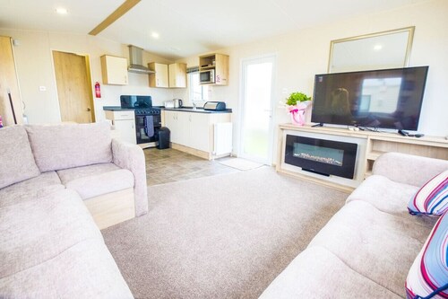SP158 - Camber Sands Holiday Park - Sleeps 8 - 3 Bedrooms - Decking - Private Parking