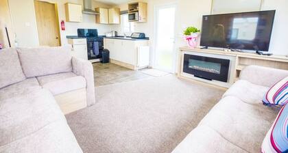 SP158 - Camber Sands Holiday Park - Sleeps 8 - 3 Bedrooms - Decking - Private Parking