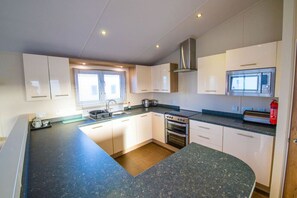 Fridge, microwave, oven, stovetop - MP630 Lodge - Camber Sands Holiday Park - Sleeps 8 + Huge gated Decking - Washing Machine (Camber)
