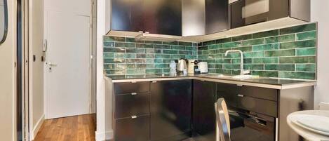 Refrigerador, microondas, horno y cafetera y tetera