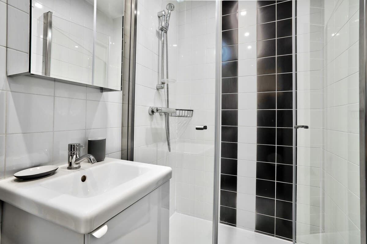 Douche, sèche-cheveux, serviettes fournies