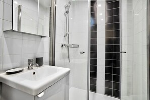 Shower, hair dryer, towels - Cocoon in the heart of Montorgueil (Paris)