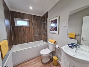 Towels - Puddledock - luxury lodge - Kent countryside (Brookland)