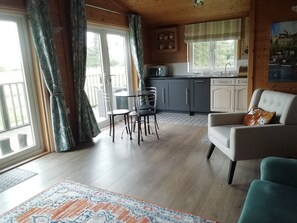 TV, fireplace - Tore Petty - Romantic lodge - spa bath & sauna (Brookland)