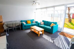 Fernseher, Kamin, DVD-Player