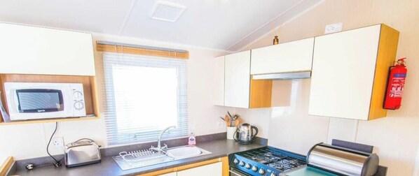 Fridge, microwave, oven, stovetop - SP90 - Camber Sands Holiday Park - Dog Friendly (Camber)