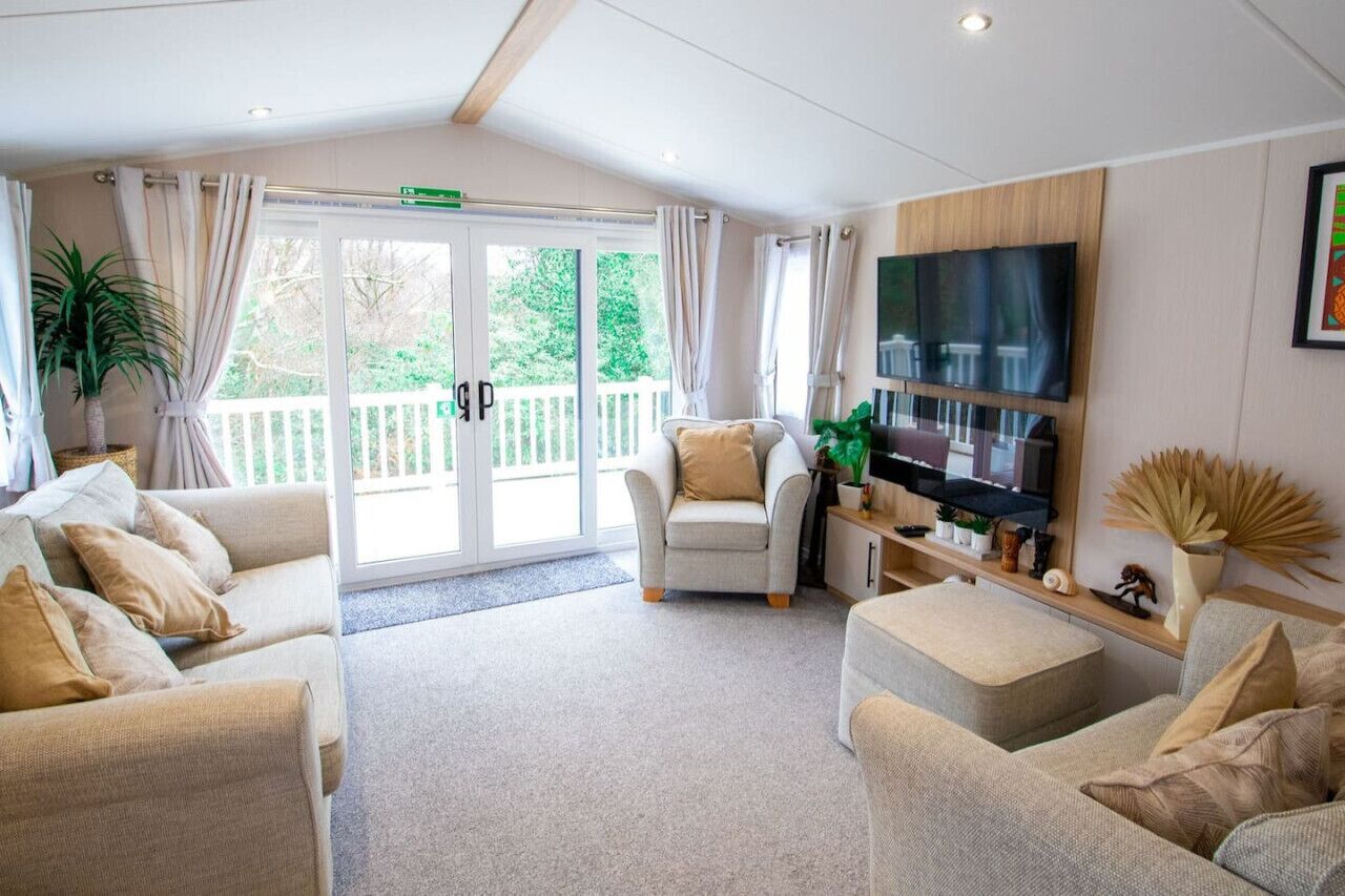 Een televisie en een open haard