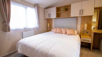 2 bedrooms, bed sheets