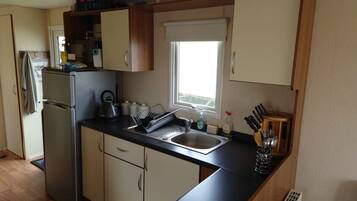 Microwave, oven, stovetop, cookware/dishes/utensils