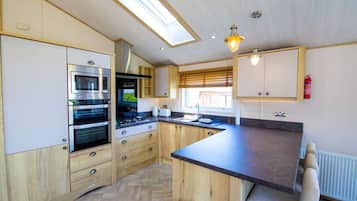 Een koelkast, een magnetron, een oven, een kookplaat