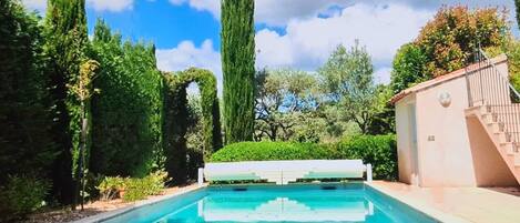 حمّام سباحة خارجي