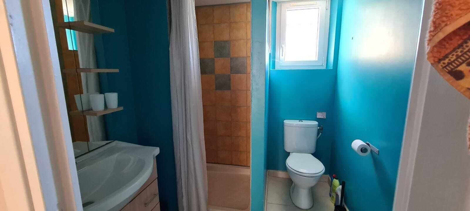 Une salle de bain équipée d’une baignoire, de toilettes et d’un espace douche.