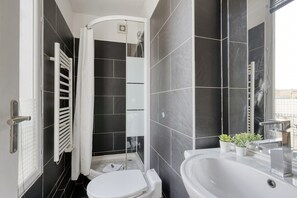 Douche, sèche-cheveux, serviettes fournies