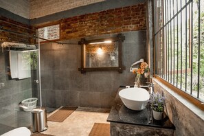 Luxury Villa, 1 Bedroom, River View | Bathroom | Shower, rainfall showerhead, free toiletries, hair dryer - Arsulana Eco Lodge (Ginigathena)