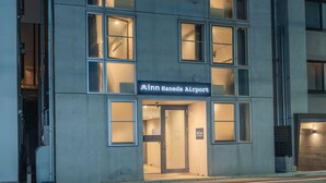 Un bâtiment moderne doté de nombreuses fenêtres et d’une enseigne indiquant « Aéroport du Minnesota ».