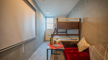 1 habitación, cortinas blackout, wifi gratis y ropa de cama