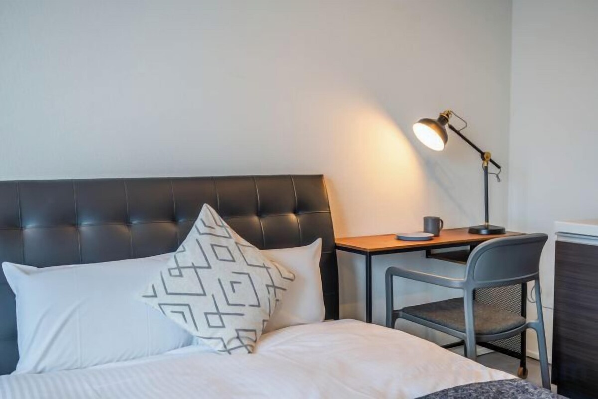 1 dormitorio, cortinas opacas, wifi gratis y ropa de cama