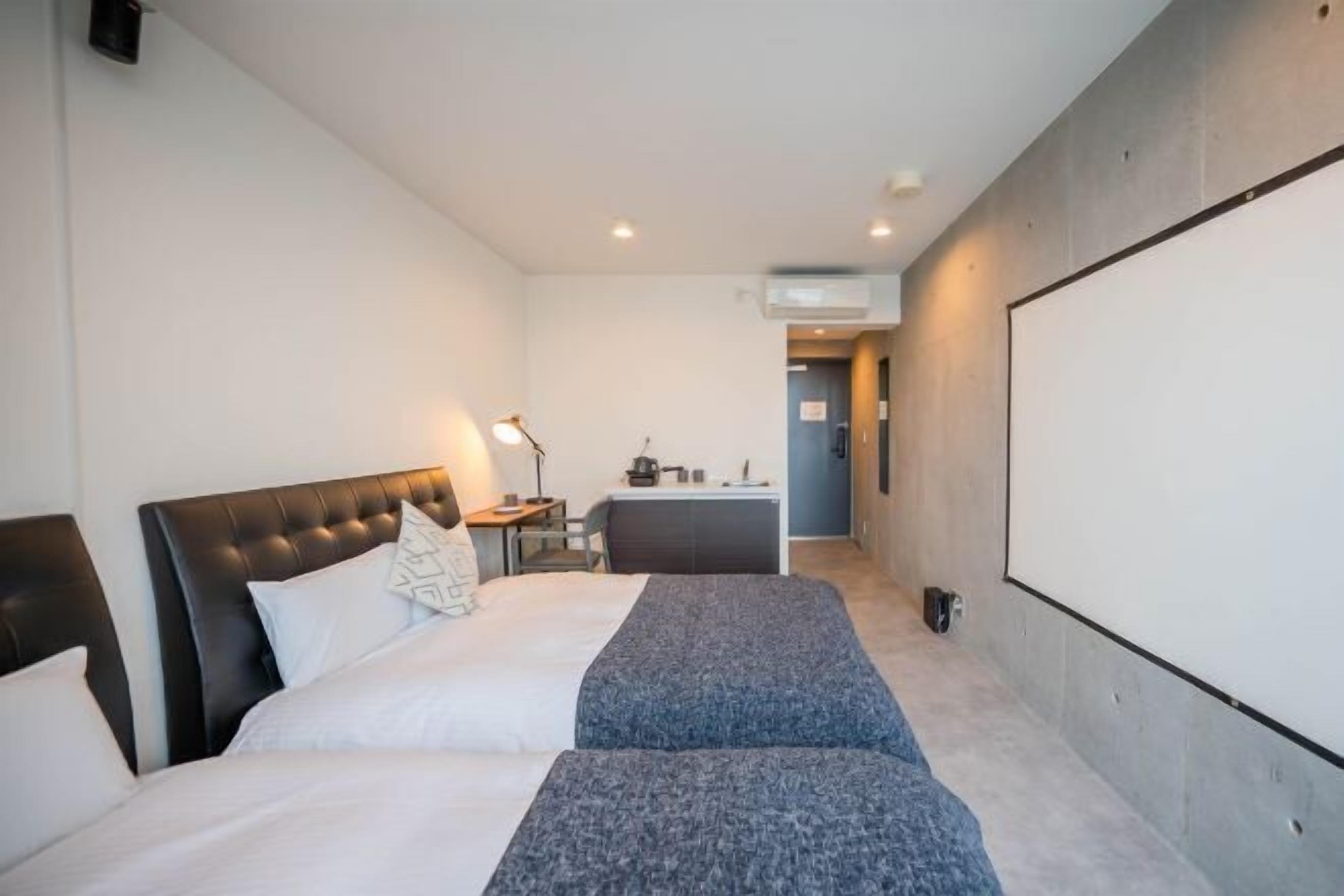Een moderne hotelkamer met een groot bed, een bureau en een zithoek.