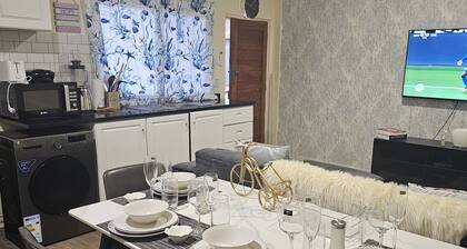 Lovely 2 bedroomed apartment located in the heart of Lusaka. Home away from home