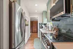 Réfrigérateur, micro-ondes, plaque de cuisson, lave-vaisselle