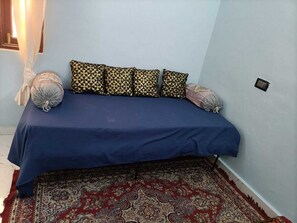 1 bedroom, bed sheets