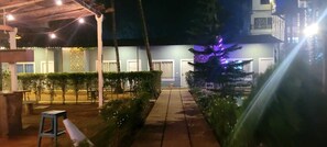 Vista frontal de la propiedad