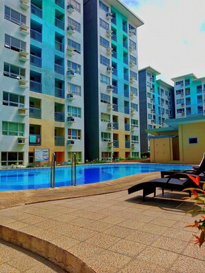 2 outdoor pools