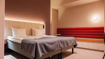 Dobbeltrom – standard, ingen vinduer | Skrivebord, skrivebord for bærbar PC, wi-fi (inkludert) og sengetøy