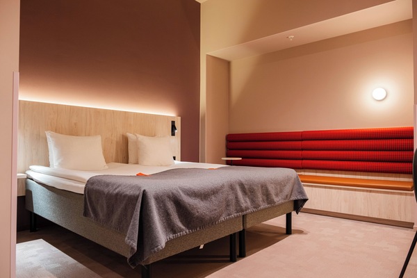 Dobbeltrom – standard, ingen vinduer | Skrivebord, skrivebord for bærbar PC, wi-fi (inkludert) og sengetøy