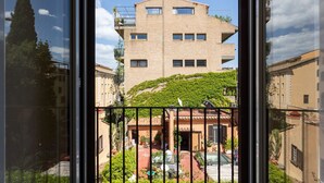 Un bâtiment doté d’un toit plat, de nombreuses fenêtres et d’un balcon.