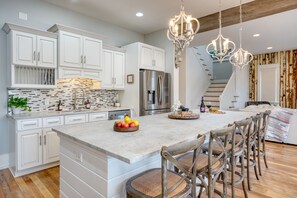 ثلاجة، ميكروويف، فرن، موقد طهي مسطح