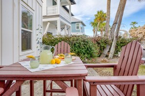 Outdoor dining - Cypress Breeze by AvantStay | Stunning Home + Pool (Santa Rosa Beach)